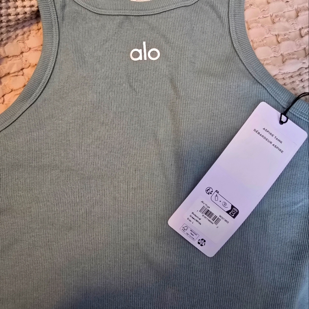 ✨️BNWT✨️ ALO Yoga Aspire Tank in Botanical Green - Picture 2 of 4